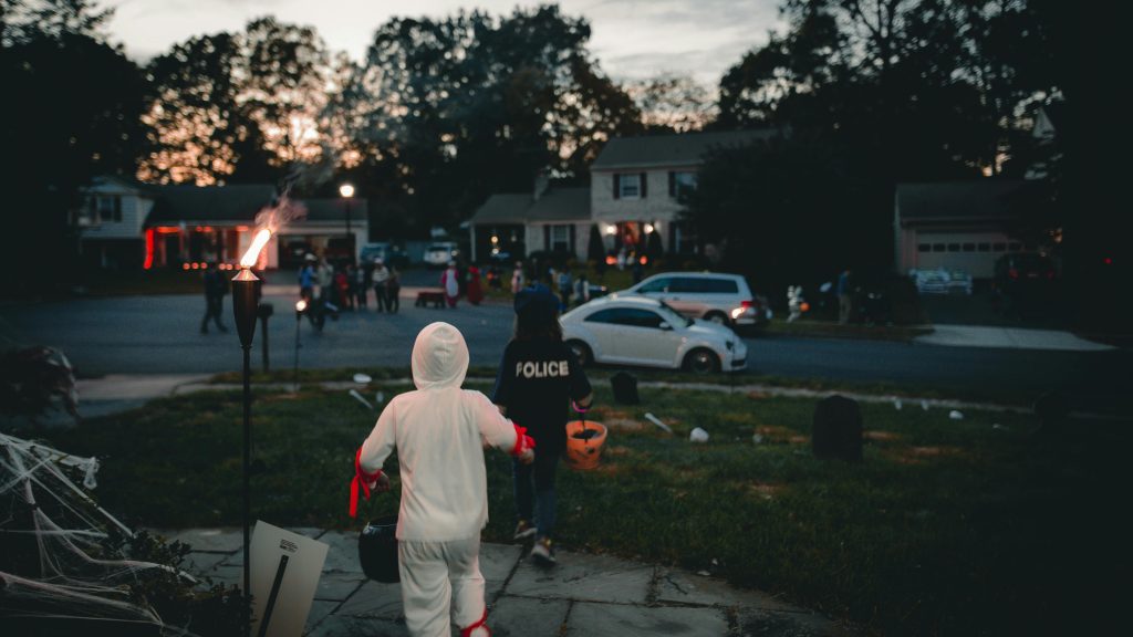 Halloween - Photo de Yuting Gao: https://www.pexels.com/fr-fr/photo/groupe-d-enfants-en-costumes-d-halloween-1557549/